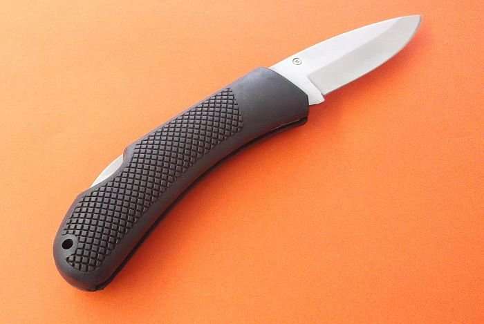 A VERY COOL SOLID SHARP JOHN BENZEN POCKET KNIFE WITH RUBBERIZED HANDLE AND POUCH !!!