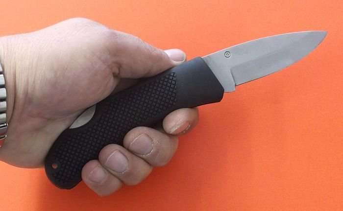 A VERY COOL SOLID SHARP JOHN BENZEN POCKET KNIFE WITH RUBBERIZED HANDLE AND POUCH !!!