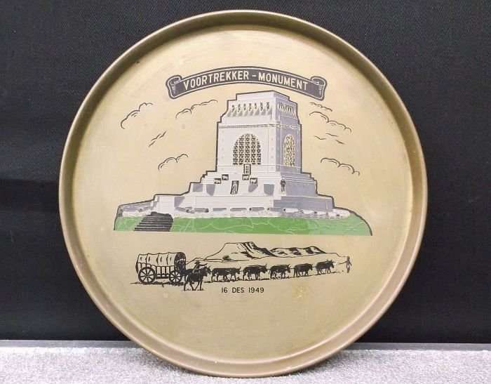 TROTS !!! A VINTAGE BRASS / BRONZE CHARGER DEPICTING THE VOORTREKKER MONUMENT....TE PRAGTIG !!!!