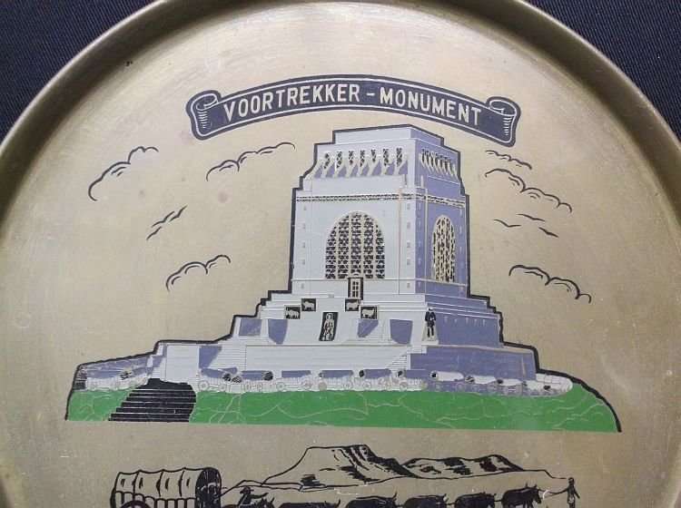 TROTS !!! A VINTAGE BRASS / BRONZE CHARGER DEPICTING THE VOORTREKKER MONUMENT....TE PRAGTIG !!!!