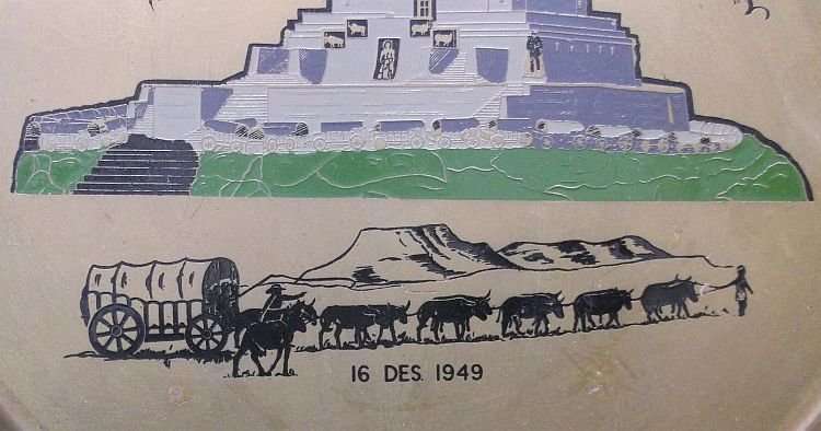 TROTS !!! A VINTAGE BRASS / BRONZE CHARGER DEPICTING THE VOORTREKKER MONUMENT....TE PRAGTIG !!!!