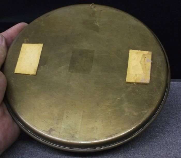 TROTS !!! A VINTAGE BRASS / BRONZE CHARGER DEPICTING THE VOORTREKKER MONUMENT....TE PRAGTIG !!!!