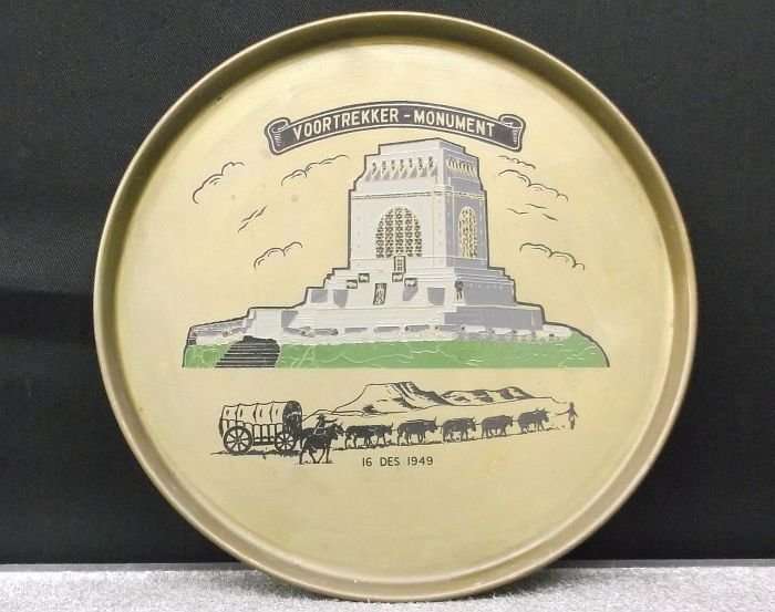 TROTS !!! A VINTAGE BRASS / BRONZE CHARGER DEPICTING THE VOORTREKKER MONUMENT....TE PRAGTIG !!!!