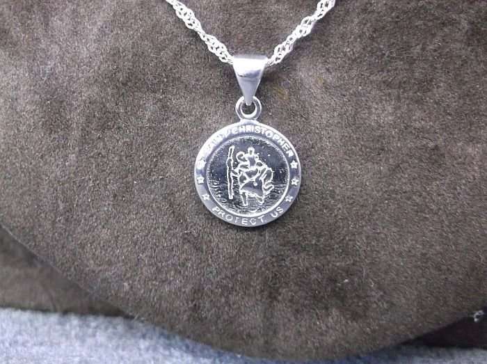 NEW LOOK !!! STERLING SILVER ST CHRISTOPHER PENDANT WITH A 45 CM STERLING SILVER NECKLACE !!!