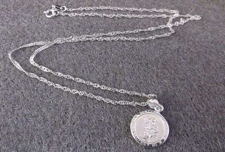 NEW LOOK !!! STERLING SILVER ST CHRISTOPHER PENDANT WITH A 45 CM STERLING SILVER NECKLACE !!!