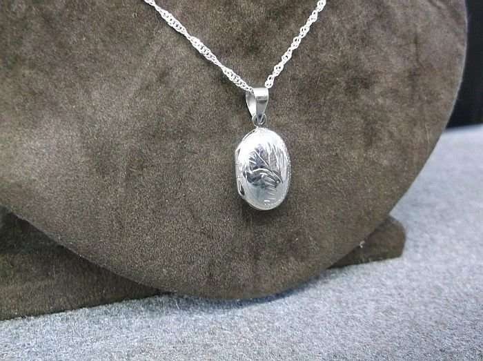 LAST ONE !!!! A STERLING SILVER ENGRAVED LOCKET PENDANT WITH A 45 CM STERLING SILVER NECKLACE ...