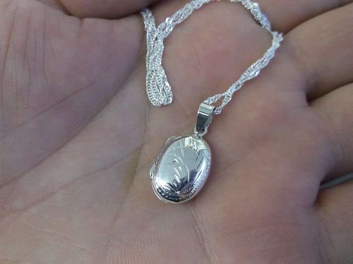 LAST ONE !!!! A STERLING SILVER ENGRAVED LOCKET PENDANT WITH A 45 CM STERLING SILVER NECKLACE ...