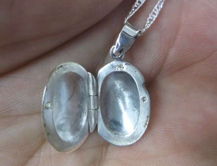 LAST ONE !!!! A STERLING SILVER ENGRAVED LOCKET PENDANT WITH A 45 CM STERLING SILVER NECKLACE ...