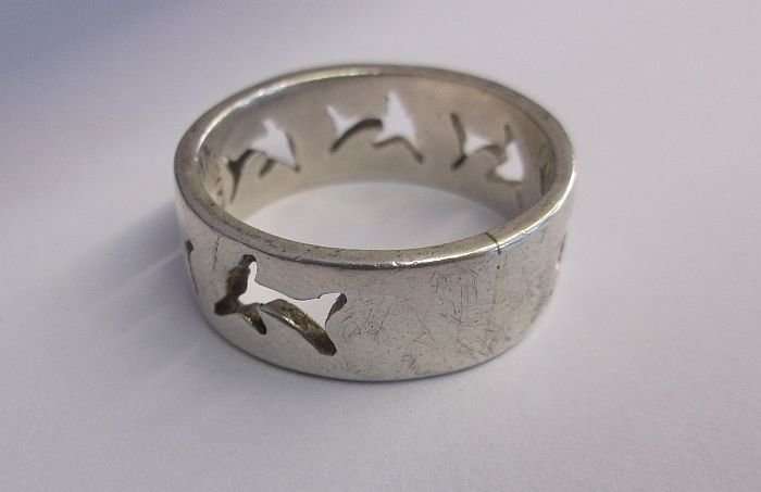 A VINTAGE SOLID STERLING SILVER MEXICAN DESIGNER RING WITH "CUT OUT" DOLPHINS ALL ROUND !! SWEET !!
