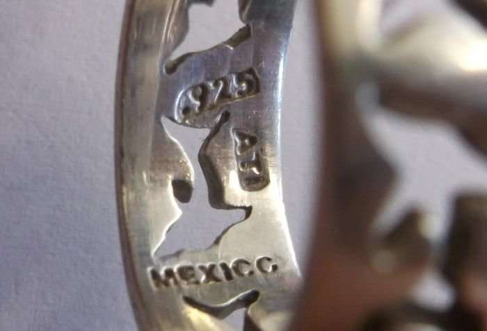 A VINTAGE SOLID STERLING SILVER MEXICAN DESIGNER RING WITH "CUT OUT" DOLPHINS ALL ROUND !! SWEET !!