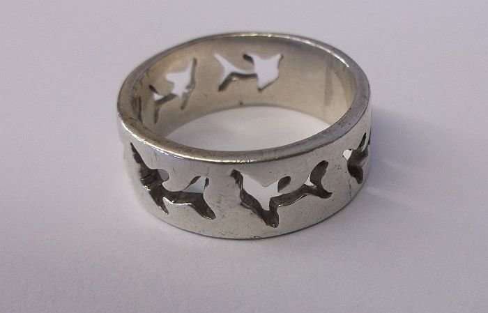 A VINTAGE SOLID STERLING SILVER MEXICAN DESIGNER RING WITH "CUT OUT" DOLPHINS ALL ROUND !! SWEET !!