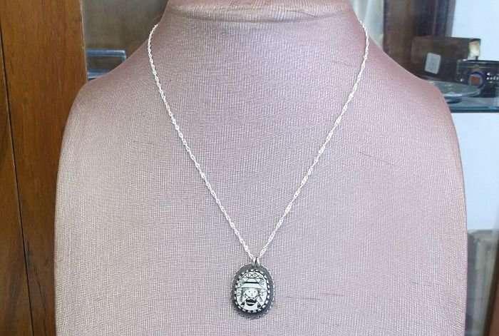 A SMART 45 CM TWIST DESIGN STERLING SILVER NECKLACE PLUS THE CUTEST STERLING SILVER PENDANT ...OUGAT