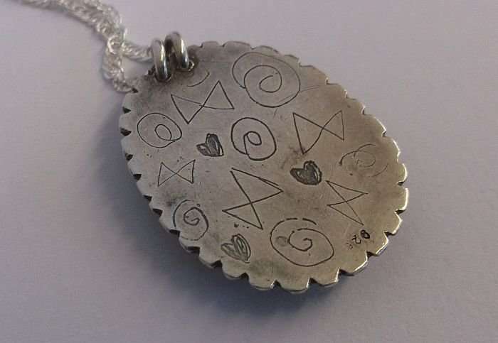 A SMART 45 CM TWIST DESIGN STERLING SILVER NECKLACE PLUS THE CUTEST STERLING SILVER PENDANT ...OUGAT