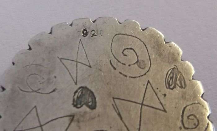 A SMART 45 CM TWIST DESIGN STERLING SILVER NECKLACE PLUS THE CUTEST STERLING SILVER PENDANT ...OUGAT