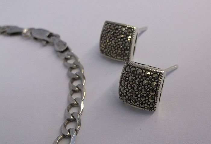 A QUALITY STERLING SILVER BRACELET..STERLING SILVER EARRINGS...STERLING SILVER NECKLACE AND PENDANT