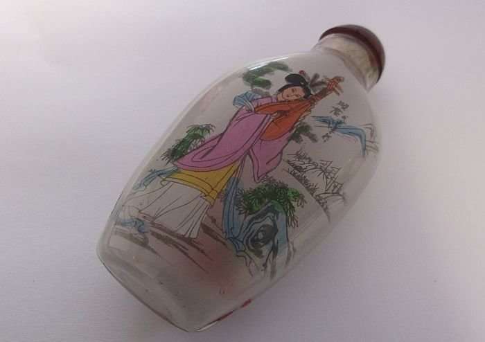 A STUNNING CHINESE GLASS SNUFF BOTTLE WITH GEISHA DETAIL AND CHINESE WRITING !! COOL !