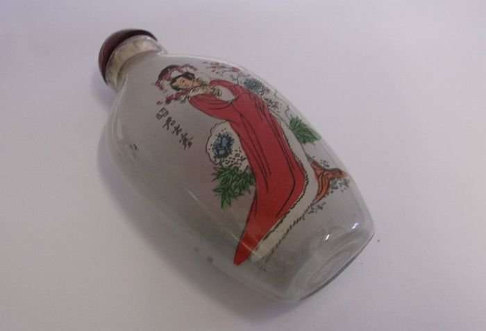 A STUNNING CHINESE GLASS SNUFF BOTTLE WITH GEISHA DETAIL AND CHINESE WRITING !! COOL !