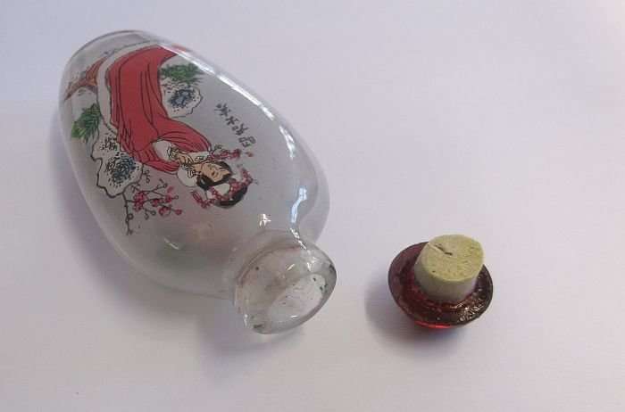 A STUNNING CHINESE GLASS SNUFF BOTTLE WITH GEISHA DETAIL AND CHINESE WRITING !! COOL !