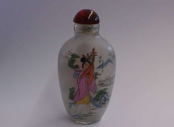 A STUNNING CHINESE GLASS SNUFF BOTTLE WITH GEISHA DETAIL AND CHINESE WRITING !! COOL !