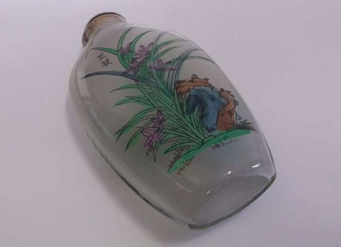AN EYE CATCHING CHINESE GLASS SNUFF BOTTLE WITH WATER ON ROCK & FLORAL MOTIF ...LOVELY !!