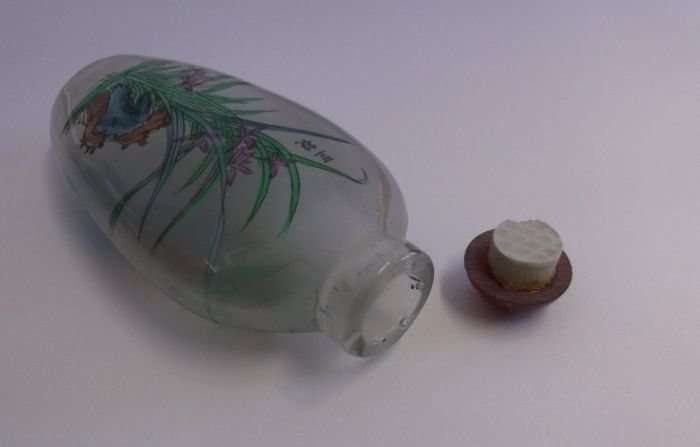 AN EYE CATCHING CHINESE GLASS SNUFF BOTTLE WITH WATER ON ROCK & FLORAL MOTIF ...LOVELY !!