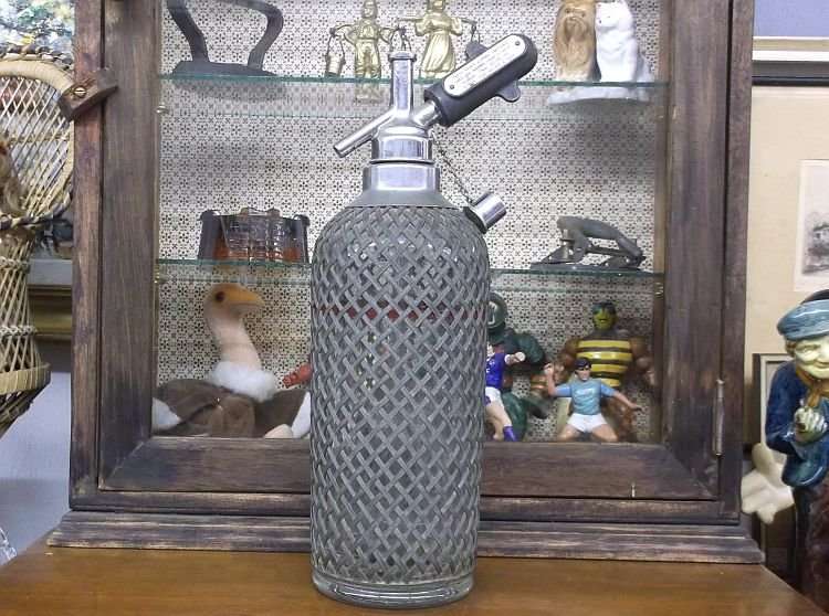 A MARVELOUS HEAVY QUALITY VINTAGE SODA SYPHON ....WITH A FEW GAS CAPSULES...MUST HAVE !!!!