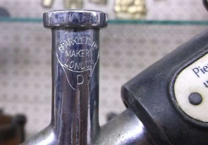 A MARVELOUS HEAVY QUALITY VINTAGE SODA SYPHON ....WITH A FEW GAS CAPSULES...MUST HAVE !!!!