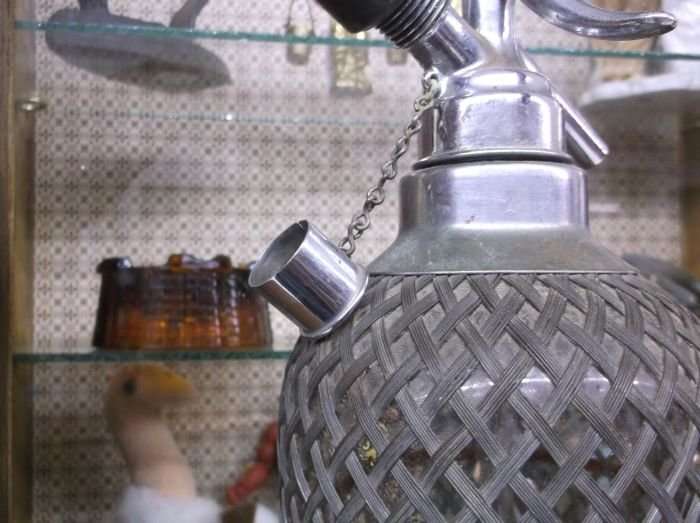 A MARVELOUS HEAVY QUALITY VINTAGE SODA SYPHON ....WITH A FEW GAS CAPSULES...MUST HAVE !!!!