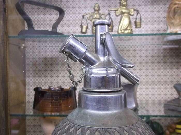 A MARVELOUS HEAVY QUALITY VINTAGE SODA SYPHON ....WITH A FEW GAS CAPSULES...MUST HAVE !!!!