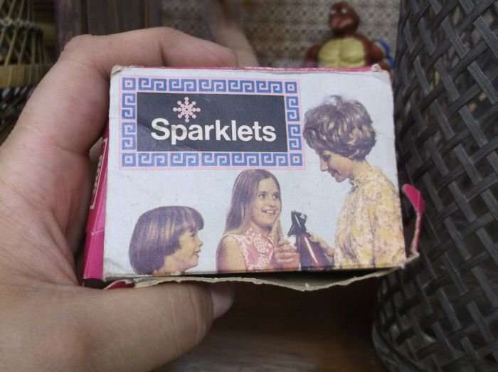 A MARVELOUS HEAVY QUALITY VINTAGE SODA SYPHON ....WITH A FEW GAS CAPSULES...MUST HAVE !!!!