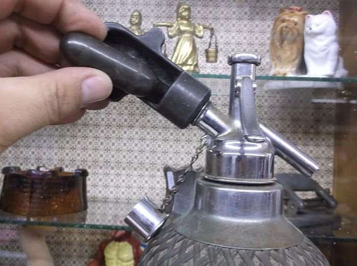 A MARVELOUS HEAVY QUALITY VINTAGE SODA SYPHON ....WITH A FEW GAS CAPSULES...MUST HAVE !!!!