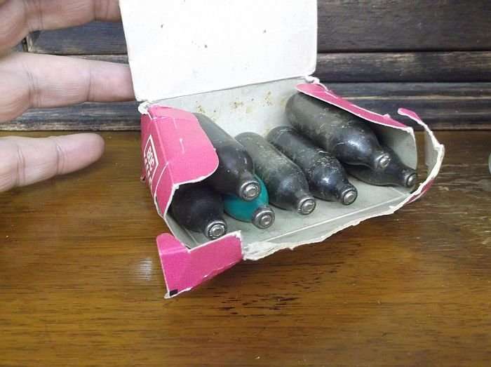 A MARVELOUS HEAVY QUALITY VINTAGE SODA SYPHON ....WITH A FEW GAS CAPSULES...MUST HAVE !!!!