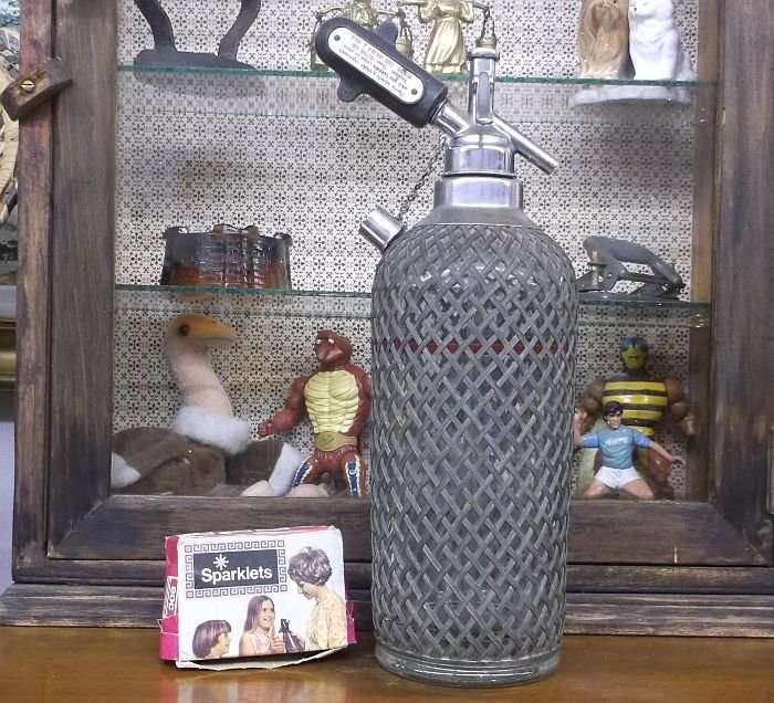 A MARVELOUS HEAVY QUALITY VINTAGE SODA SYPHON ....WITH A FEW GAS CAPSULES...MUST HAVE !!!!