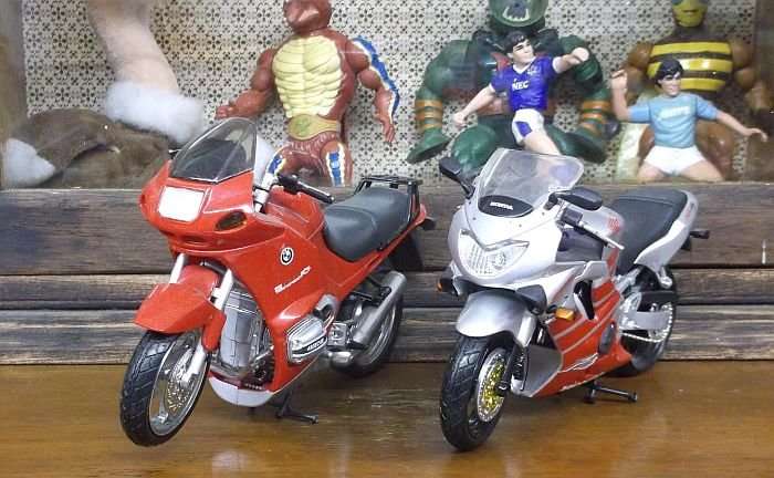 DYNAMIC DUO !!!! TWO COOL DETAILED 1:12 SCALE DIE CAST METAL MODELS OF MOTORCYCLES ....BMW & HONDA !