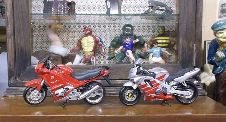 DYNAMIC DUO !!!! TWO COOL DETAILED 1:12 SCALE DIE CAST METAL MODELS OF MOTORCYCLES ....BMW & HONDA !