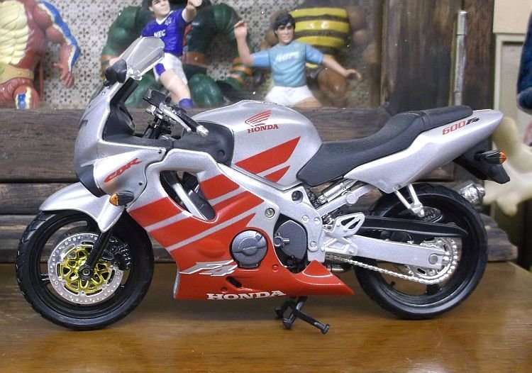 DYNAMIC DUO !!!! TWO COOL DETAILED 1:12 SCALE DIE CAST METAL MODELS OF MOTORCYCLES ....BMW & HONDA !
