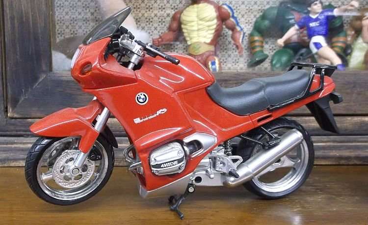 DYNAMIC DUO !!!! TWO COOL DETAILED 1:12 SCALE DIE CAST METAL MODELS OF MOTORCYCLES ....BMW & HONDA !