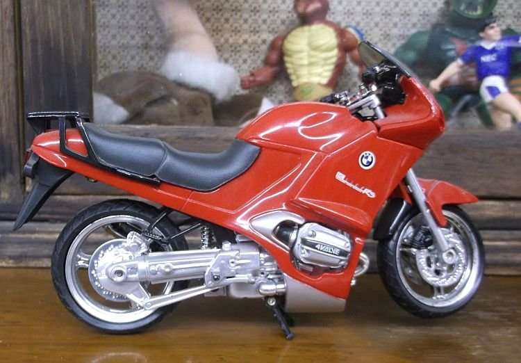 DYNAMIC DUO !!!! TWO COOL DETAILED 1:12 SCALE DIE CAST METAL MODELS OF MOTORCYCLES ....BMW & HONDA !