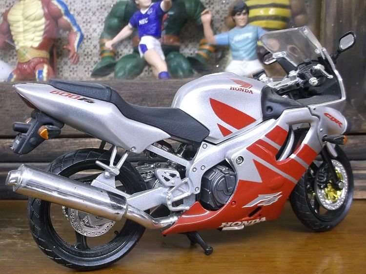 DYNAMIC DUO !!!! TWO COOL DETAILED 1:12 SCALE DIE CAST METAL MODELS OF MOTORCYCLES ....BMW & HONDA !