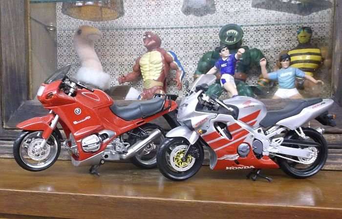 DYNAMIC DUO !!!! TWO COOL DETAILED 1:12 SCALE DIE CAST METAL MODELS OF MOTORCYCLES ....BMW & HONDA !