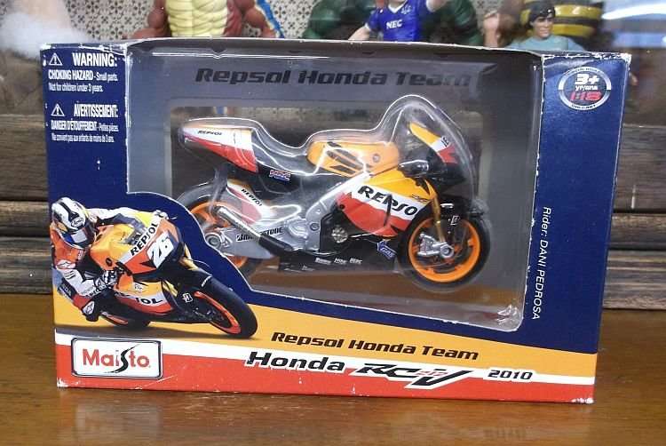 WICKED !! REPSOL HONDA TEAM 1:18 SCALE DIE CAST METAL MODEL OF THE 2010 HONDA RCV 212...SO COOL !!