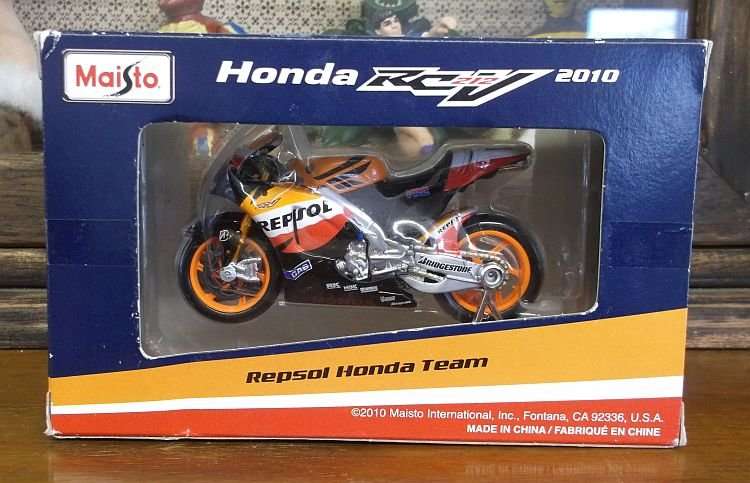 WICKED !! REPSOL HONDA TEAM 1:18 SCALE DIE CAST METAL MODEL OF THE 2010 HONDA RCV 212...SO COOL !!