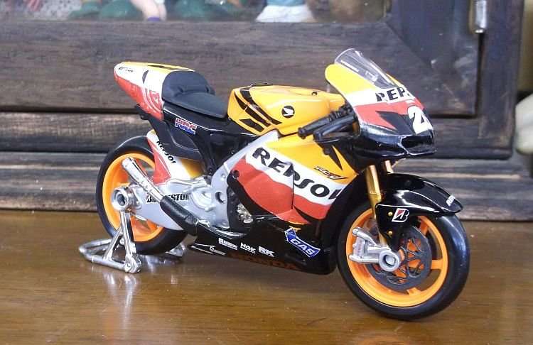 WICKED !! REPSOL HONDA TEAM 1:18 SCALE DIE CAST METAL MODEL OF THE 2010 HONDA RCV 212...SO COOL !!