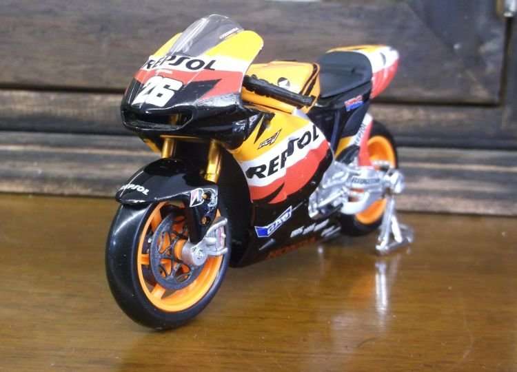 WICKED !! REPSOL HONDA TEAM 1:18 SCALE DIE CAST METAL MODEL OF THE 2010 HONDA RCV 212...SO COOL !!