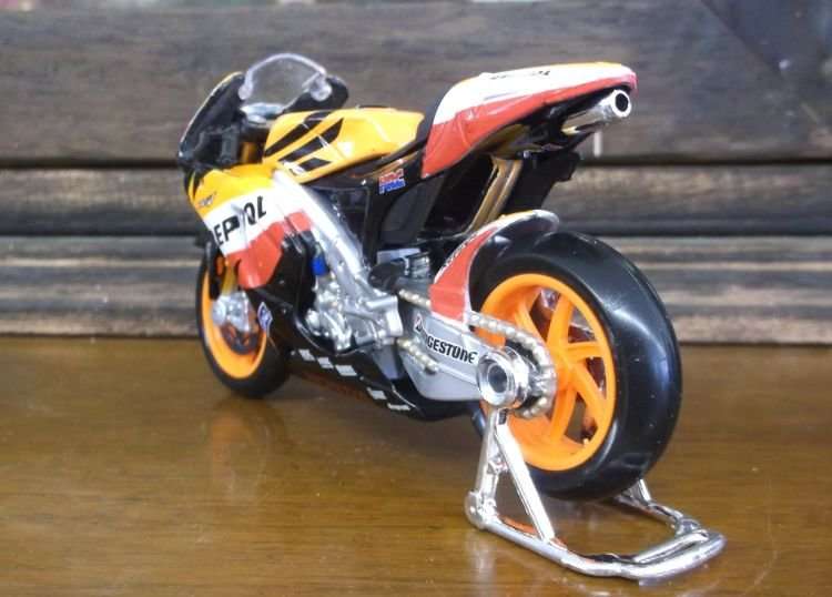 WICKED !! REPSOL HONDA TEAM 1:18 SCALE DIE CAST METAL MODEL OF THE 2010 HONDA RCV 212...SO COOL !!