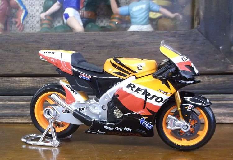 WICKED !! REPSOL HONDA TEAM 1:18 SCALE DIE CAST METAL MODEL OF THE 2010 HONDA RCV 212...SO COOL !!