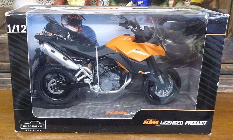 A SUPER DETAILED 1:12 SCALE DIE CAST METAL MODEL OF THE KTM 990 SMT RACING MOTORBIKE ....WOW !!!!