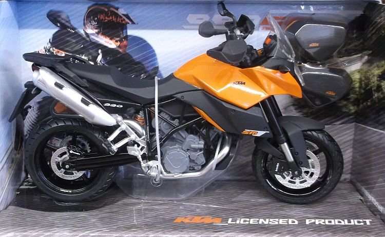 A SUPER DETAILED 1:12 SCALE DIE CAST METAL MODEL OF THE KTM 990 SMT RACING MOTORBIKE ....WOW !!!!