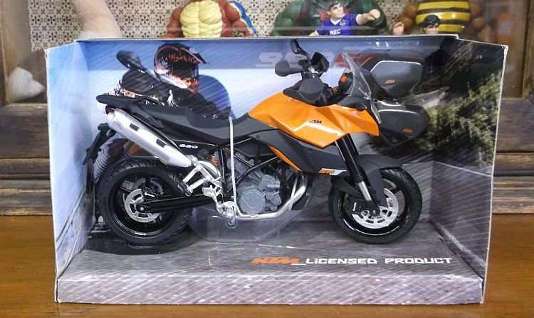 A SUPER DETAILED 1:12 SCALE DIE CAST METAL MODEL OF THE KTM 990 SMT RACING MOTORBIKE ....WOW !!!!