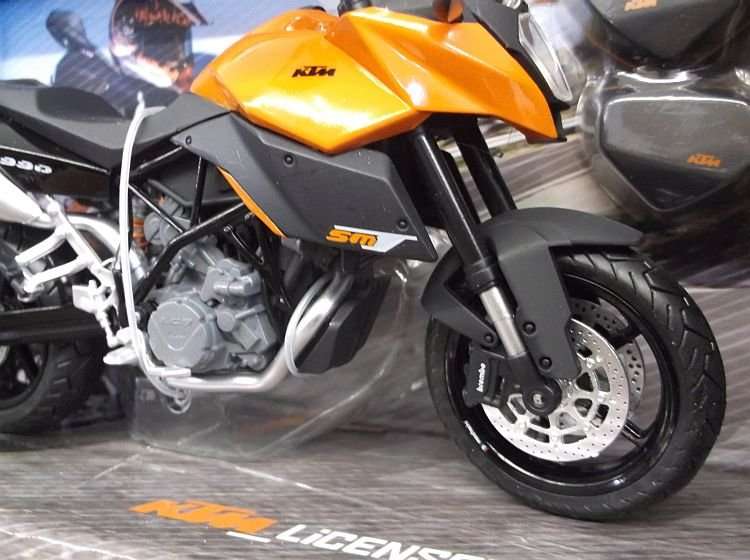 A SUPER DETAILED 1:12 SCALE DIE CAST METAL MODEL OF THE KTM 990 SMT RACING MOTORBIKE ....WOW !!!!